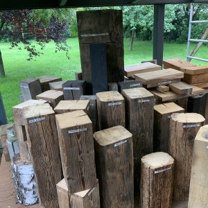 oude houten zuilen en pilaren