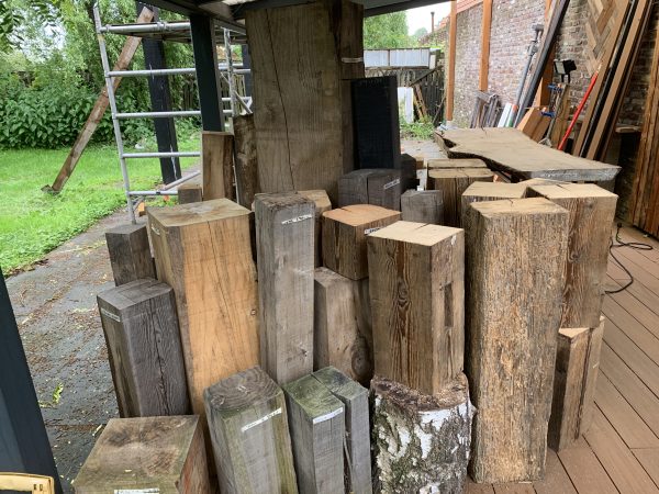 Oude houten zuilen en pilaren