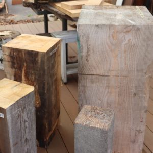 zuilen en pilaren van gebruikt hout en reststukken