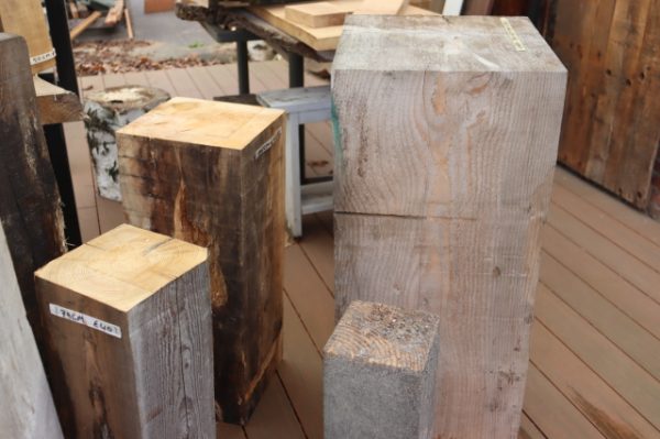zuilen en pilaren van gebruikt hout en reststukken