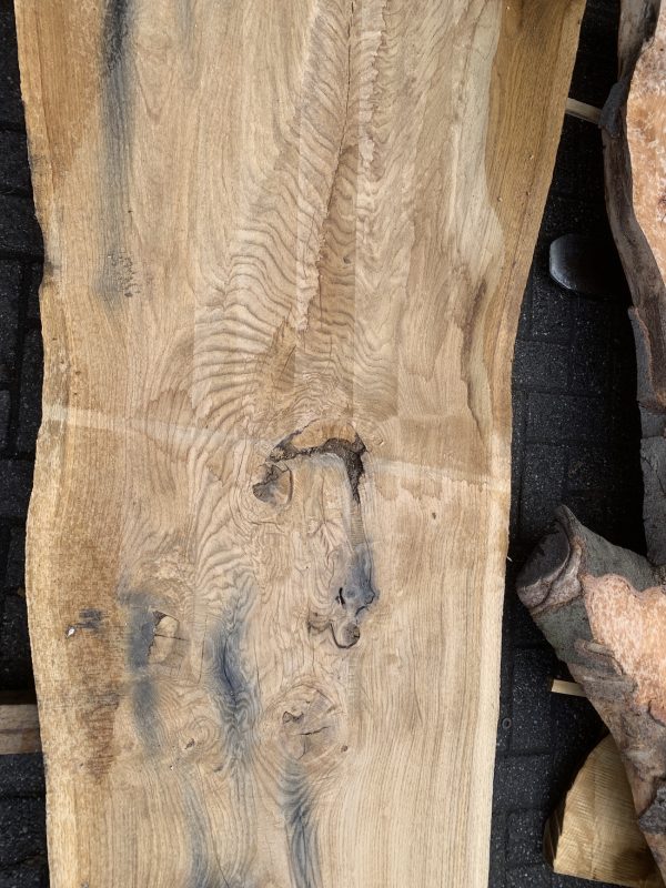 unieke vorm tafelblad van Nederlands eiken hout. lengte 2,75 meter 6,5 cm dik